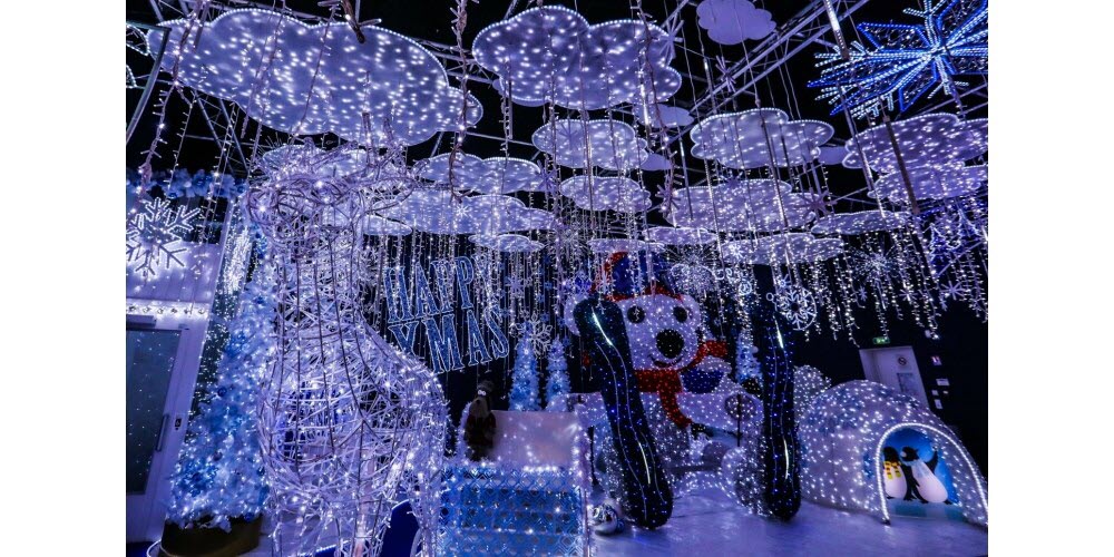 Corner noel sapin magie bleu Pere noel geant Noel en entreprise PSB Lounge illumine vos evenements en Occitanie