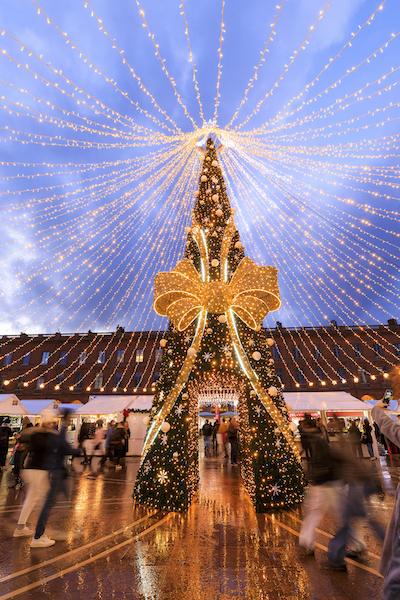 Sapin et noeud gean illumination de noel magie geant Pere noel geant Noel en entreprise PSB Lounge illumine vos evenements en Occitanie