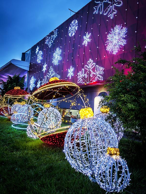 Boule de noel geante entreprise PSB Lounge illumine vos evenements en Occitanie