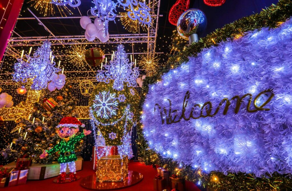 Lustre de noel etoile noeud Corner noel sapin Pere noel geant Noel en entreprise PSB Lounge illumine vos evenements en Occitanie